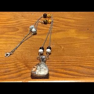 LACE AGATE NECKLACE WITH ALL NATURAL STONES.